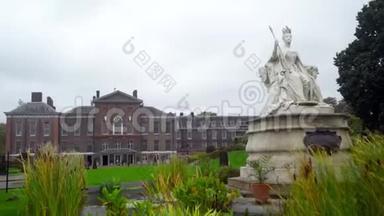 老建筑背景下花园中女王雕塑。 行动。 美丽的女王雕塑位于公园附近