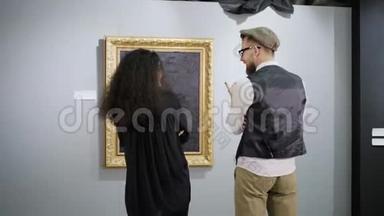 现代艺术展览的参观者在照片前聊天