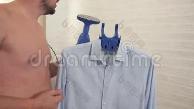 一个男人在<strong>家中</strong>抚摸、蒸、煮一件蓝色衬衫