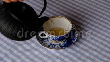 从铁铸茶壶到老式茶杯的冲泡茶