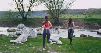 两位女士经过一番艰苦的锻炼后，在<strong>美丽</strong>的<strong>山水</strong>中间拍摄了背部的视频