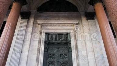大教堂大门的正面。 概念。 历史建筑寺庙入口处有漂亮的大门