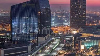 迪拜市中心街道繁忙的交通和摩天大楼夜间到白天。