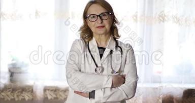 戴着眼镜、穿着白色医用长袍的现代老年女<strong>医生</strong>正<strong>看</strong>着镜头。