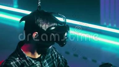 大胡子男子使用现代虚拟现实耳机与游戏垫，玩虚拟现实游戏