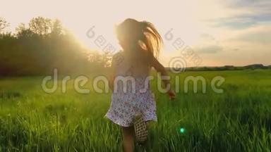 日落后拍摄<strong>的</strong>可爱<strong>少年</strong>女孩穿着连衣裙<strong>奔跑</strong>在绿色草地上。 120英尺，慢速运动。