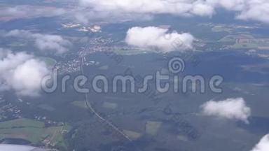 从平面窗口查看.. 乘坐飞机飞越城市、湖泊、森林4K