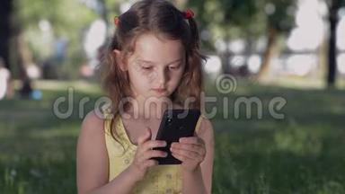 公园里的<strong>女孩</strong>用智能手机与<strong>社交网络</strong>中的朋友交流。 微笑少年用手机聊天，打字