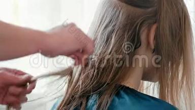 特写慢毛理发师`她的手梳女客户的湿直发`