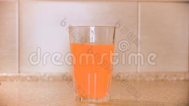 <strong>关上</strong>一杯水和一片泡腾片，<strong>关上</strong>。 概念。 橙色圆形止痛药，医学概念