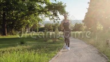 一位身穿卡其布运动服装在公园奔跑的金发女子的正面景色