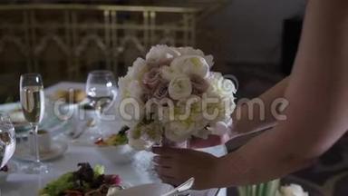 新娘在婚宴上拿花束