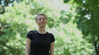 在斯洛莫的一个公园里，金发女人看起来很失望，准备大哭一场