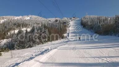 <strong>山顶</strong>滑雪道上方的<strong>山顶</strong>滑雪缆车景观