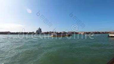意大利威尼斯-2019年9月9日：晴天在意大利威尼斯有海浪、游艇和游轮