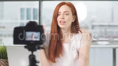 美女博主用数码相机录制培训视频课程