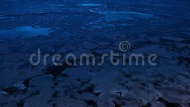 冰冻湖面。概念。水库表面的碎冰。夜间结冰的湖