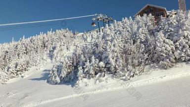 <strong>山顶</strong>滑雪道上方的<strong>山顶</strong>滑雪缆车景观