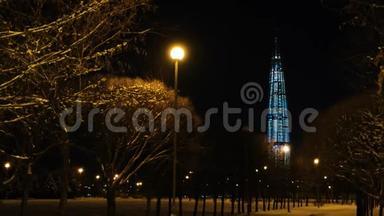 在一个现代化的城市里，夜晚可以看到一座<strong>挂满</strong>灯笼的摩天大楼。 概念。 现代摩天大楼的冬季城市景观