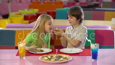 兄妹俩在儿童餐厅吃巧克力披萨。