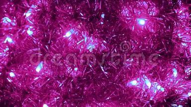 喜庆明亮的圣诞背景花环和闪烁的灯泡。 概念。 在家里关上新年的粉色小卷