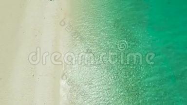 热带海滩。 海浪背景。 白沙和晶莹湛蓝的大海.. <strong>暑假</strong>的海上<strong>假期</strong>。 热带海滩海水