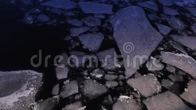 晚上水面上的小<strong>碎冰</strong>。 概念。 近距离观看