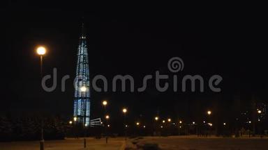 从底部观看美丽的摩天大楼拉合塔中心夜间设计获奖的英国建筑师托尼