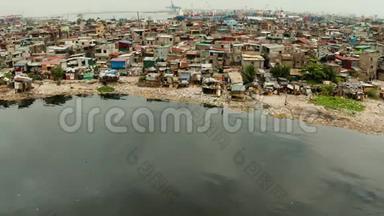 马尼拉港口附近的贫民窟。 贫穷居民的住房。 向海洋中释放垃圾。