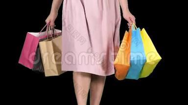 每天购物后，年轻女子边走边提着购物袋