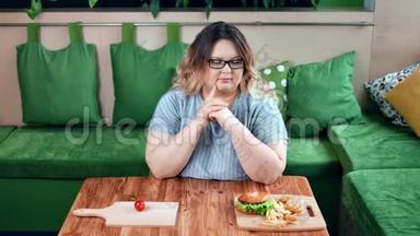 自信节食的胖女人在健康和不健康的食物之间选择卡路里的肖像