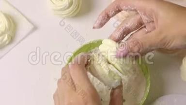 一个女人正在准备棉花糖。冰糖卷。从上方特写拍摄