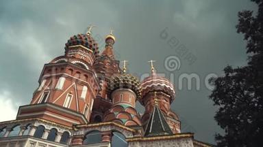 莫斯科，俄罗斯-2019年8<strong>月</strong>17日：从下面的圣巴西尔`大教堂与五颜六色的<strong>圆</strong>顶和金色。