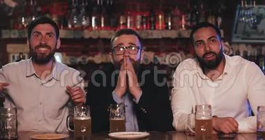三个老朋友喝啤酒，在酒吧一起欢呼。 足球迷，友谊，运动理念..
