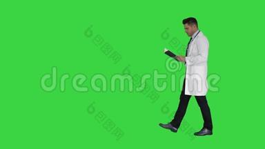 集<strong>中医</strong>生阅读文件，同时行走在绿色屏幕，铬键。