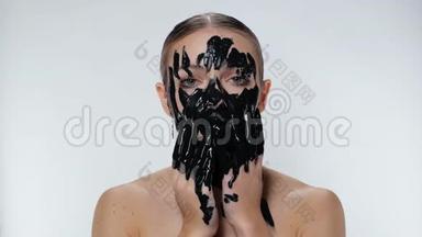 女模特涂泥<strong>面膜面膜美容</strong>.. 环境污染。 黑油。