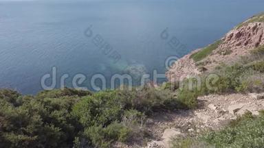 地中海荒<strong>野地</strong>区，有灰色悬崖、绿色植物和蓝色海洋