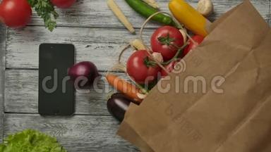 蔬菜在智能手机和杂货附近旋转