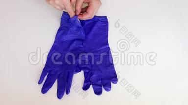 医生戴上蓝色医用乳胶手套