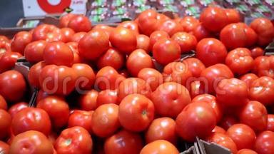 红西红柿，上架市场.. 在超市杂货店里翻过水果。 概念健康。