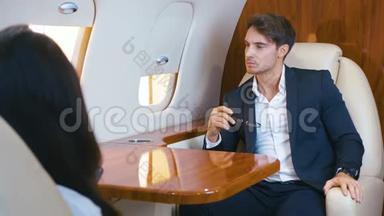 英俊的富人乘坐私人喷气式飞机飞行。 商务舱旅行中自信的年轻商人