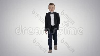 穿着正式服装走路的男孩，一只手插在口袋里，背景渐变。