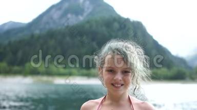 山湖自然背景上一个美丽的卷曲女孩的亲密肖像。 <strong>暑假</strong>，快乐的<strong>孩子</strong>