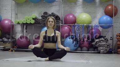 年轻女子坐在瑜伽姿势的<strong>垫子</strong>上，不同的库存背景。