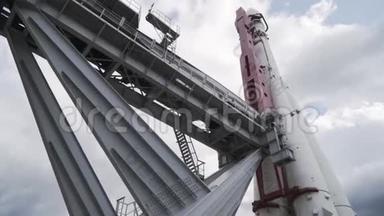 从底部看大型太空火箭在莫斯科展览的<strong>国家</strong>成就。 <strong>行动</strong>。 概念