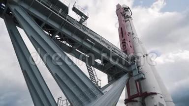 从底部看大型太空火箭在莫斯科展览的国家成就。 行动。 概念