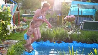 在<strong>炎热的夏天</strong>，男孩和他<strong>的</strong>祖母在一个小湖里洗澡。 男孩跳进水里，溅起水花