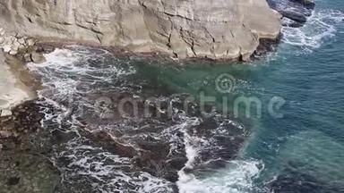 平静透明的水在日本海海岸.. 海浪冲刷海岸岩石。 俄罗斯符拉迪沃斯托克，俄罗斯罗斯基岛