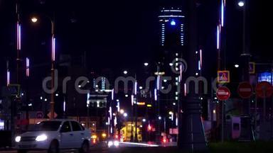 夜晚景观的大城市中心，闪耀的灯光和移动的稀有汽车。 库存录像。 市中心的道路