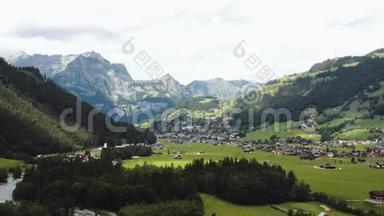 无人机在美丽的瑞士恩格尔伯格小镇上空<strong>高飞</strong>，在绿谷之间的壮丽<strong>高</strong>山。